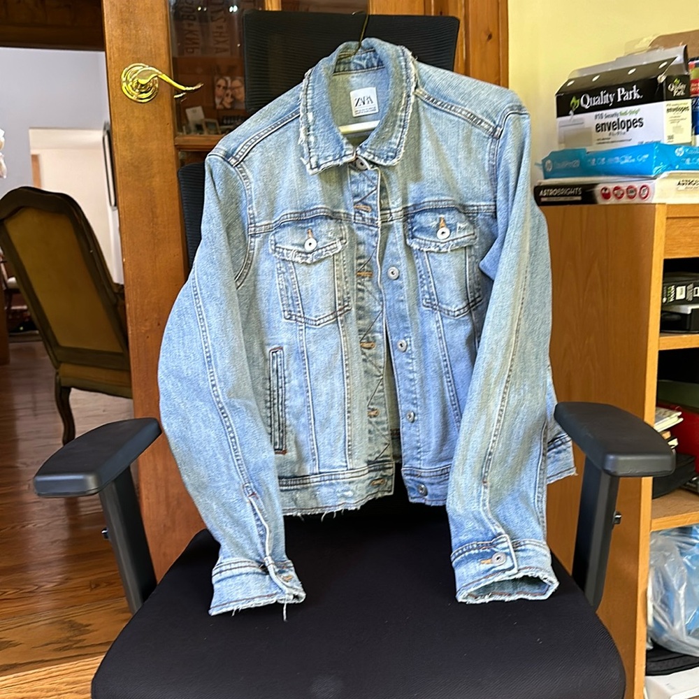 Zara light blue denim jean jacket - distressed details